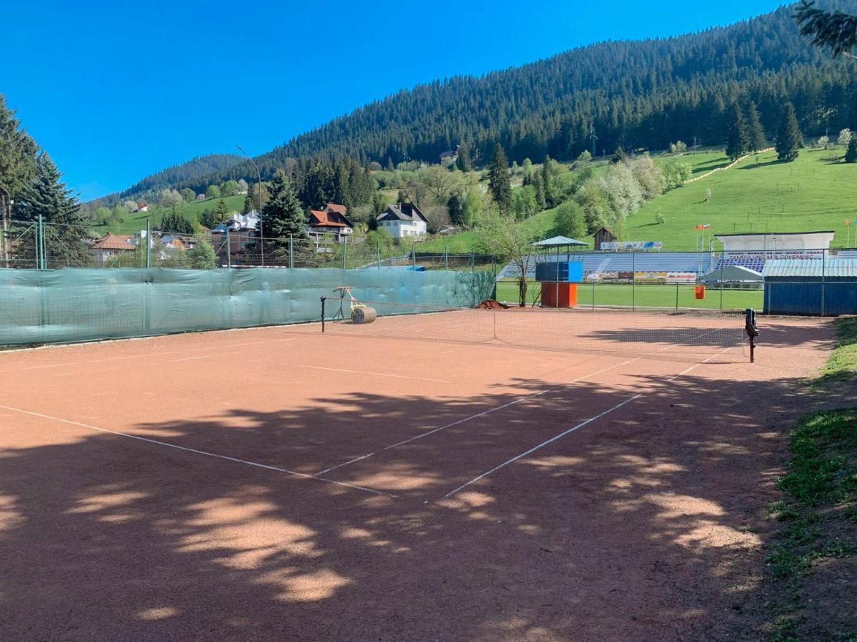 Vila Stadion Campulung Moldovenesc Bagian luar foto